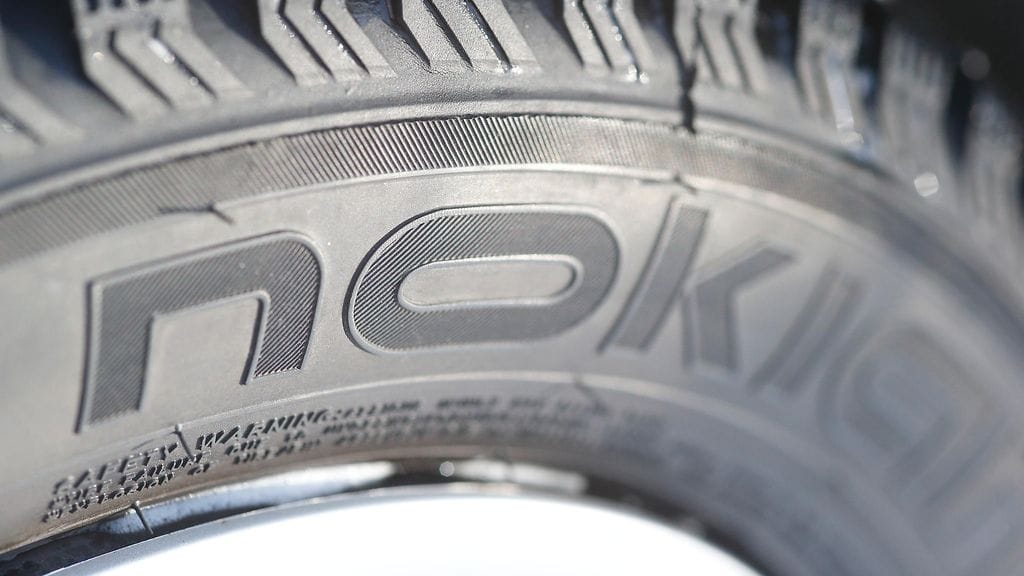 Nokian renkaiden osakekurssi jäi noin kymmenen prosentin luisuun kaupankäynnin sulkeuduttua tiistaina. Kuvassa yhtiön rengas.