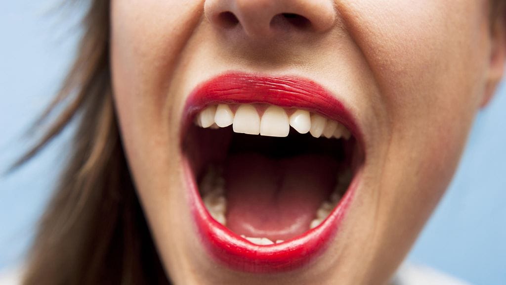 Kielen pitäminen paikoillaan voi helpottaa ahdistusta, sanoo brittilääkäri. Kuvituskuva.