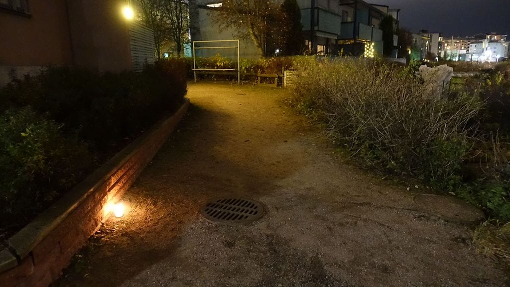 Pikku Huopalahdesta löytyi ruumis tästä paikasta torstaina aamupäivällä. Illalla katua koristi yksinäinen hautakynttilä.