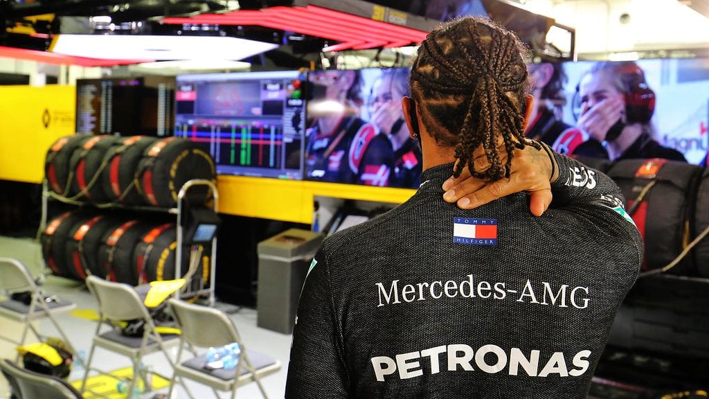 Lewis Hamilton seurasi jännittyneenä Romain Grosjeanin pelastusoperaatiota varikolla.