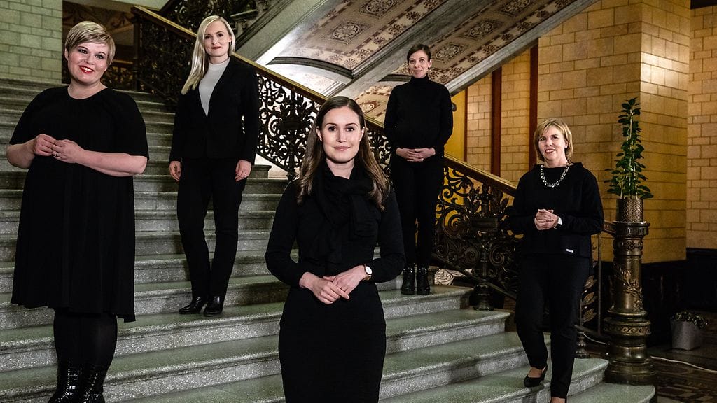 Pääministeri Sanna Marin (keskellä) käyttää viestintäasiantuntijan mukaan johtajan intonaatiota kriisiviestinnässä. Arkistokuva