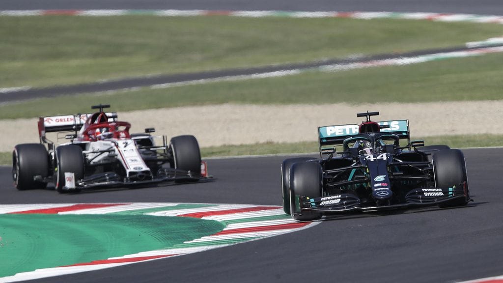 Lewis Hamiltonin tähdittämä Mercedes hallitsi F1-kautta. Kimi Räikkösen Alfa Romeolla oli paikoin vaikeaa.