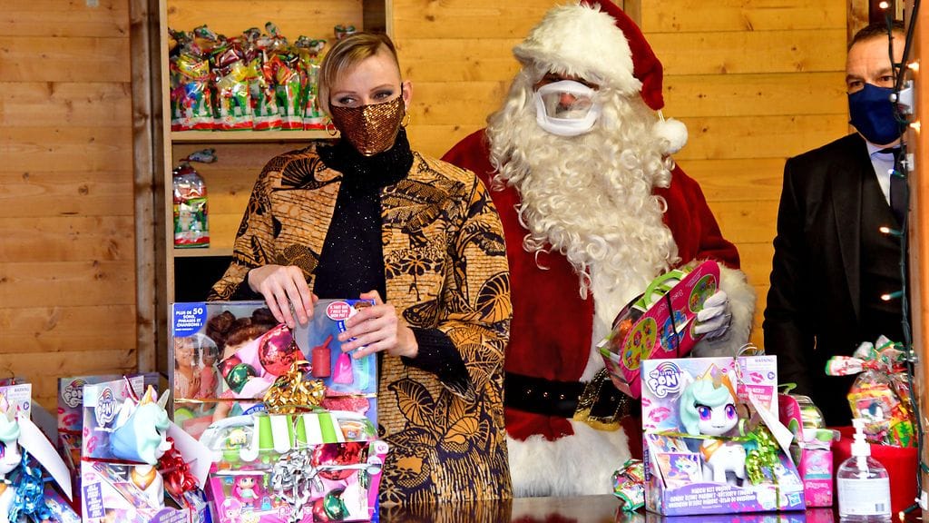 Ruhtinatar Charlene edusti joulutapahtumassa uudessa, rohkeassa hiustyylissä.