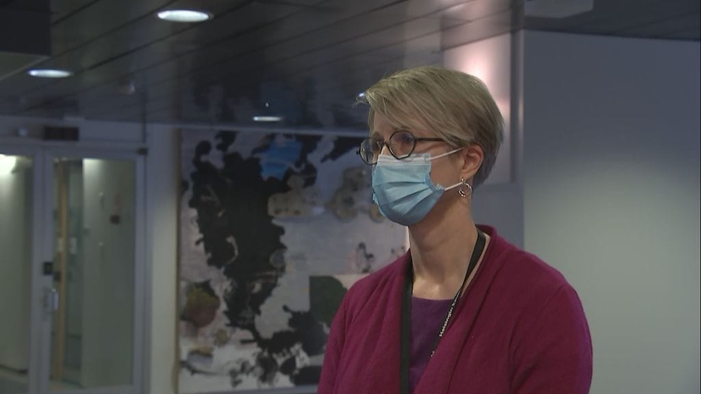 Helsingin sairaalan johtajalääkäri Laura Pikkarainen kertoi MTV Uutiset Livessä, kuinka hoivakotien koronarokotukset käytännössä toteutetaan.