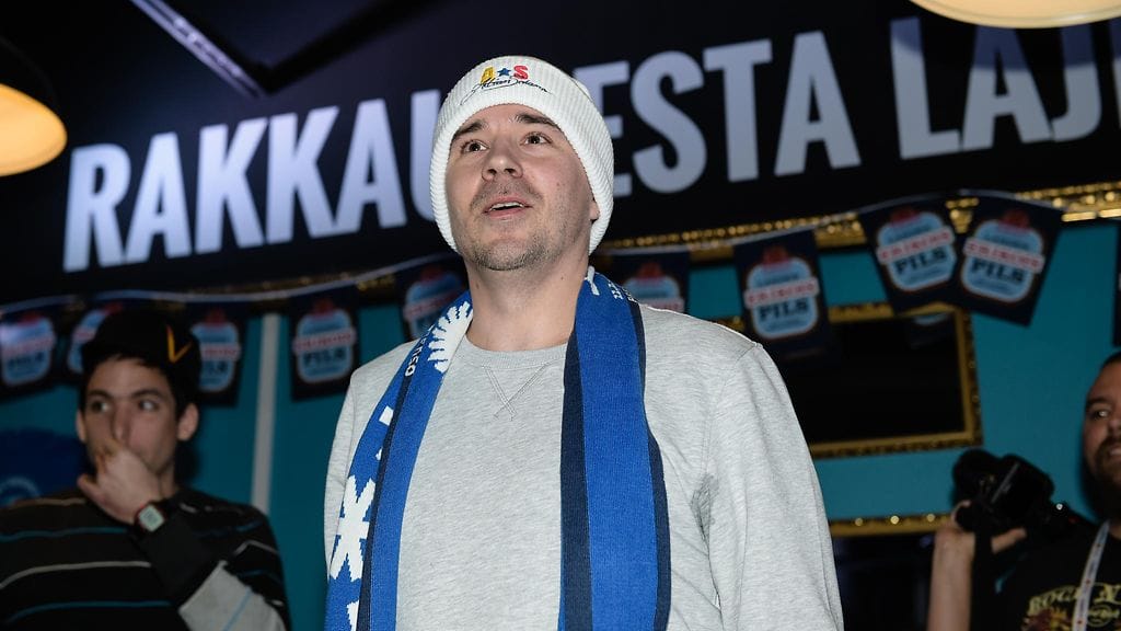 Aleksi Valavuori jakoi Instagramiin kuvan sormuskaupoilta.