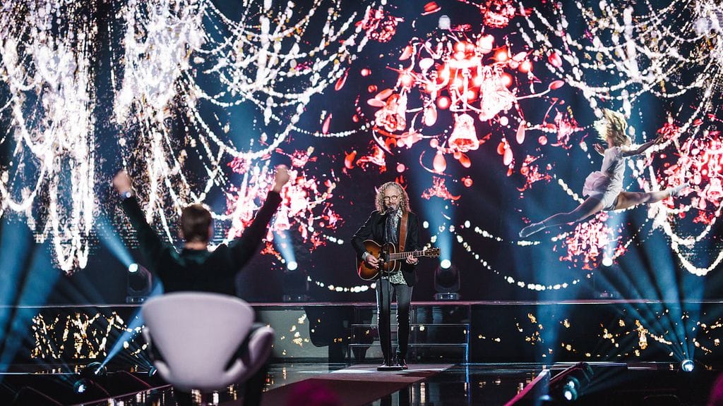 Laulu_rakkaudelle_S1_eps3_JukkaLeppilampiesiintyy