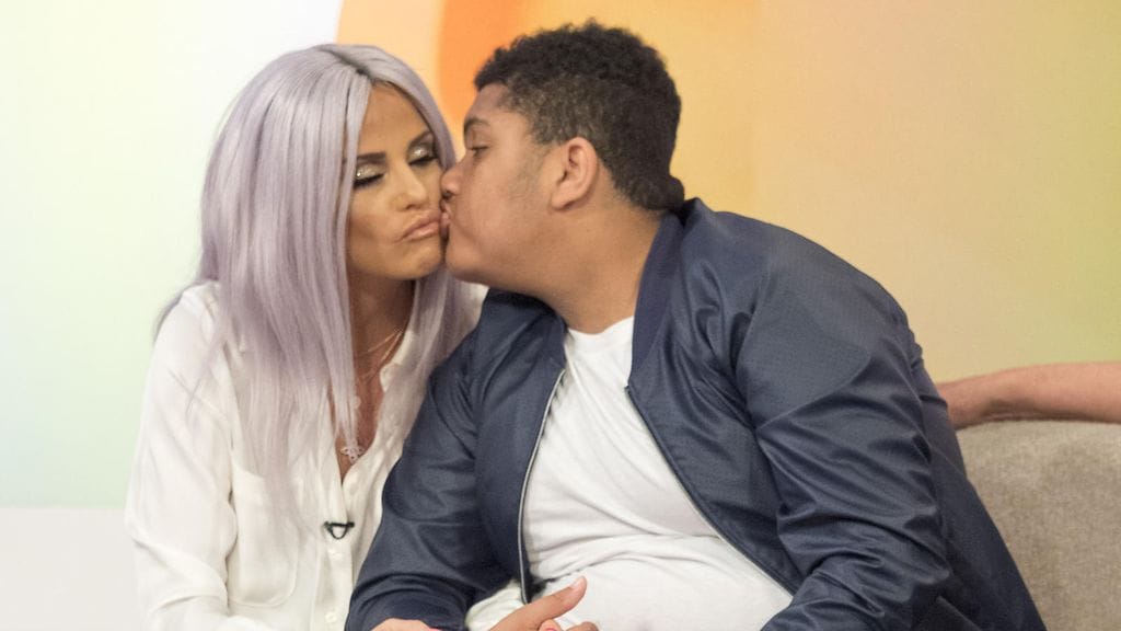 Katie Pricen ja tämän 18-vuotiaan Harvey-pojan elämää seurataan BBC:n tuoreessa dokumentissa.