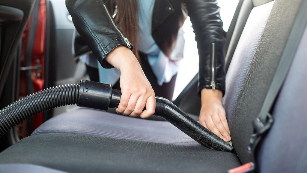 Auton kevätlaittoon kuuluu myös perusteellinen siivous. Esimerkiksi irtoesineiden poistaminen parantaa turvallisuutta onnettomuustilanteissa.