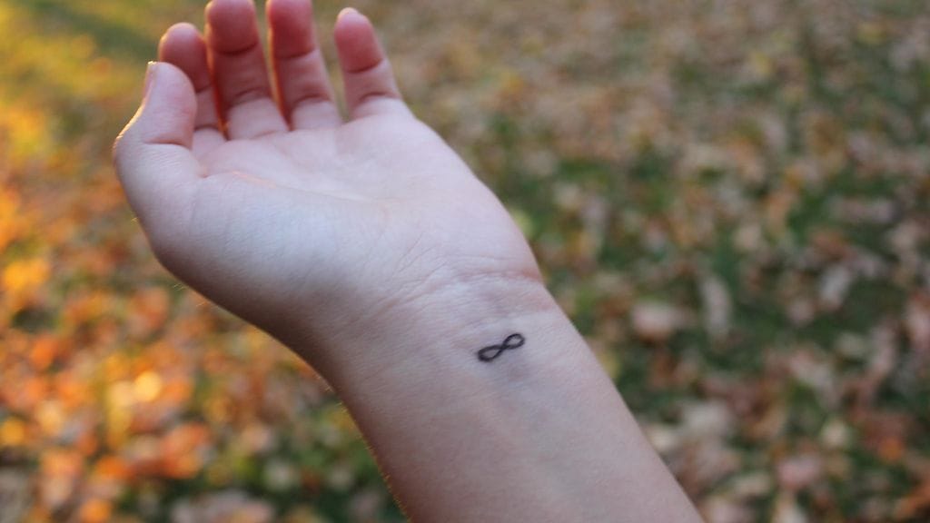 shutterstock äärettömyys tatuointi