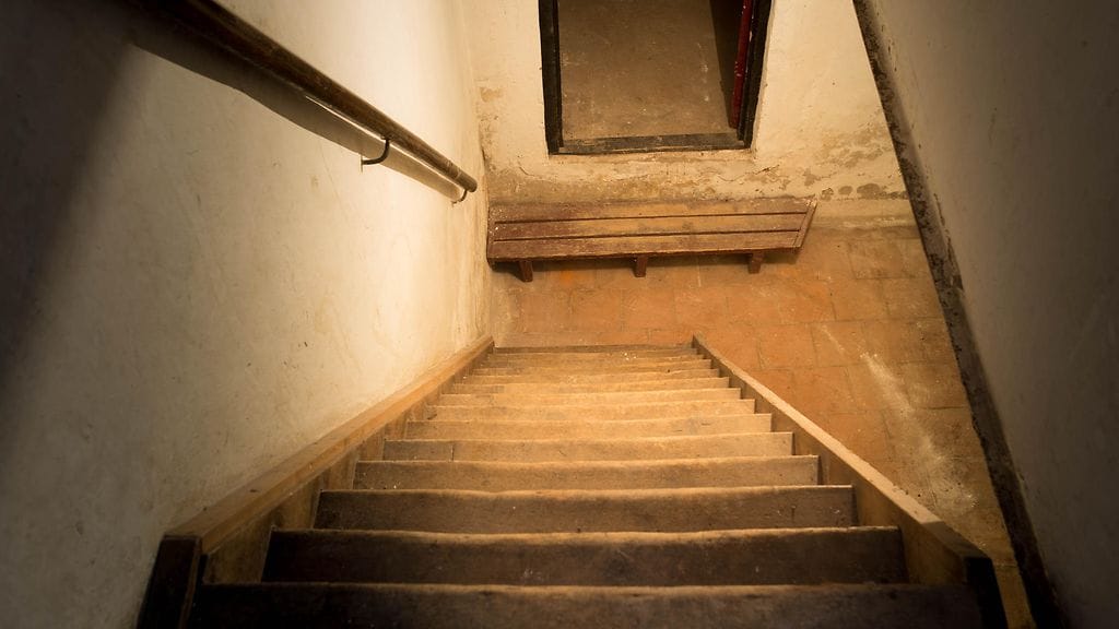 Kokolattiamaton alta löytynyt yllätys oli kuin kauhuelokuvista. Kuvituskuva.