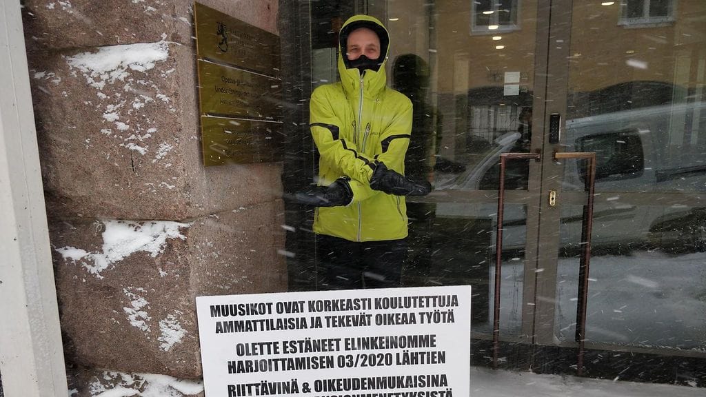 Muusikko Aki Hauru on kohta kuukauden ajan osoittanut mieltään, jotta kulttuurialan hätähuuto kuultaisiin. Kuva: Ismo Puljujärvi