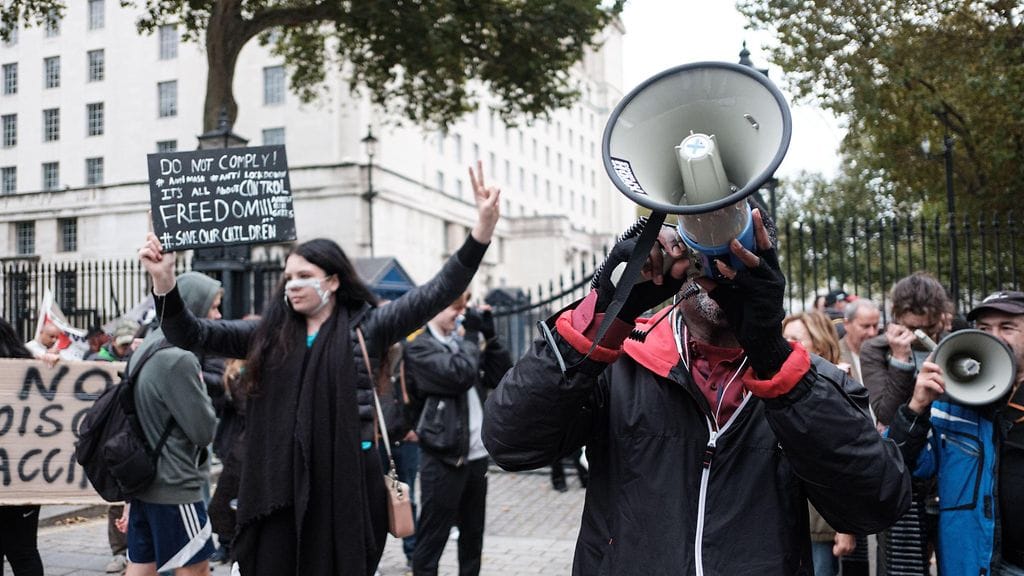 Ihmiset protestoivat koronan vastaisessa mielenosoituksessa Lontoossa.