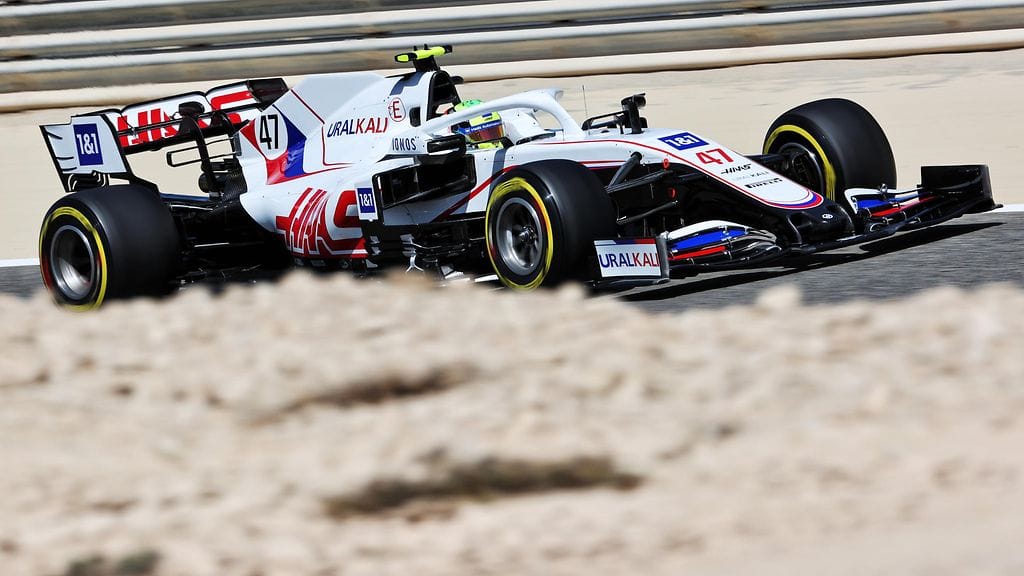 Mick Schumacher tekee F1-debyyttinsä vahvasti Venäjän lipun väreihin verhotussa Haasin autossa.