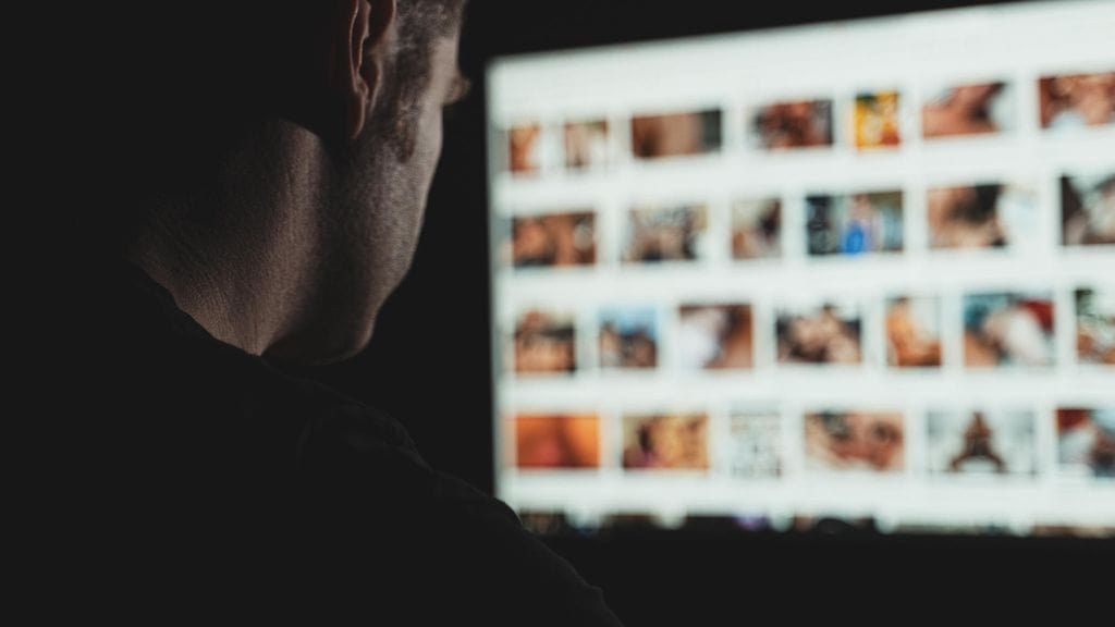 Kesästä 2025 eteenpäin pornon katseluun on luvassa muutos.