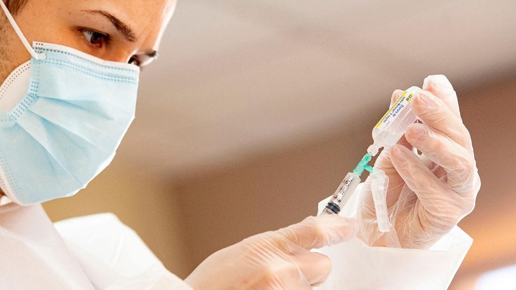 Vapusta lähtien rokotuksia saavat antaa myös hammaslääkärit, proviisorit, farmaseutit, lähihoitajat, laboratoriohoitajat sekä perushoitajat, kertoo sosiaali- ja terveysministeriö. Kuvituskuva.