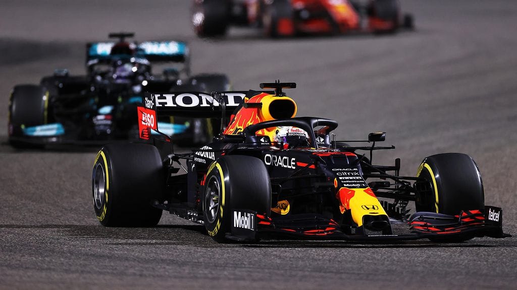 Max Verstappen ja Lewis Hamilton kävivät kovan taistelun Bahrainin F1-kisan voitosta.