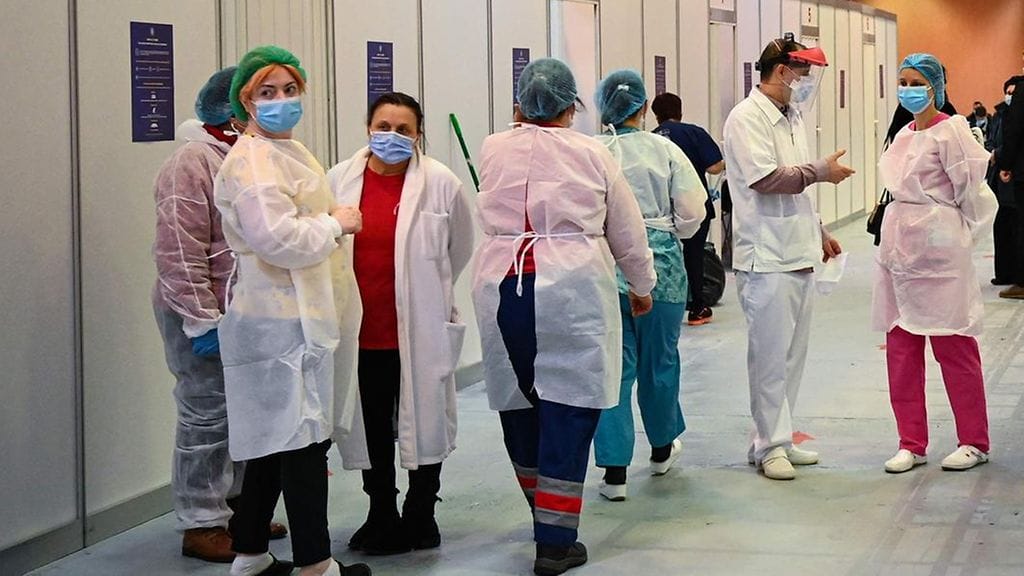 Koronarokotteiden patenttisuojien purkaminen mahdollistaisi rokotteiden laajan tuotannon.