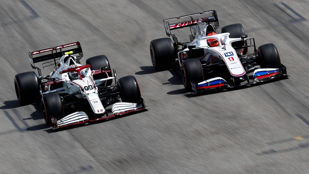 Nikita Mazepin ohitti Antonio Giovinazzin ja pilasi tämän kierroksen aika-ajoissa.