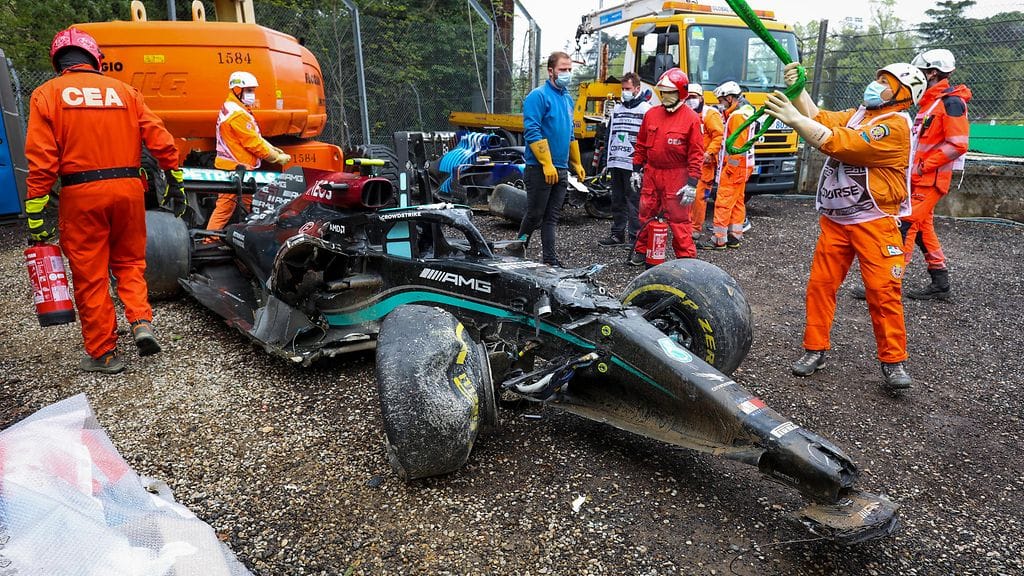 Valtteri Bottaksen auto oli lohduttomassa kunnossa George Russellin kanssa tapahtuneen kolarin jälkeen.