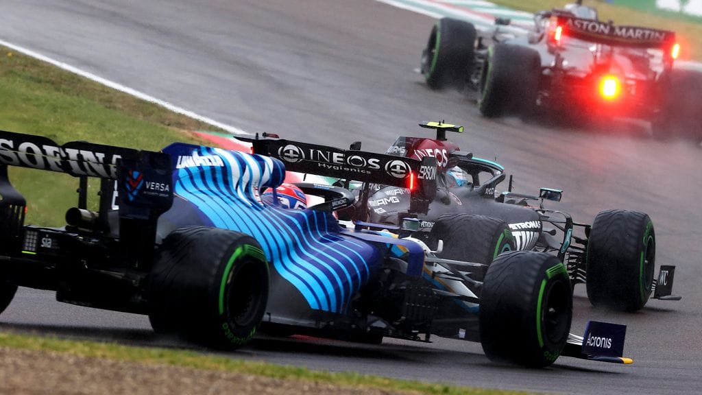 George Russell ja Valtteri Bottas kolaroivat Imolan GP:ssä.