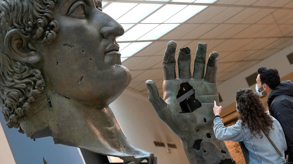 Kokonaisena Konstantinus Suurta esittävä pronssipatsas olisi valtavan kokoinen. Jäljellä olevat osat ovat näytillä Italiassa Rooman Capitolini-museossa.