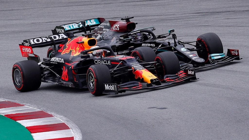 Red Bull ja Mercedes käyvät nyt kovaa valtakamppailua F1-sarjan herruudesta.