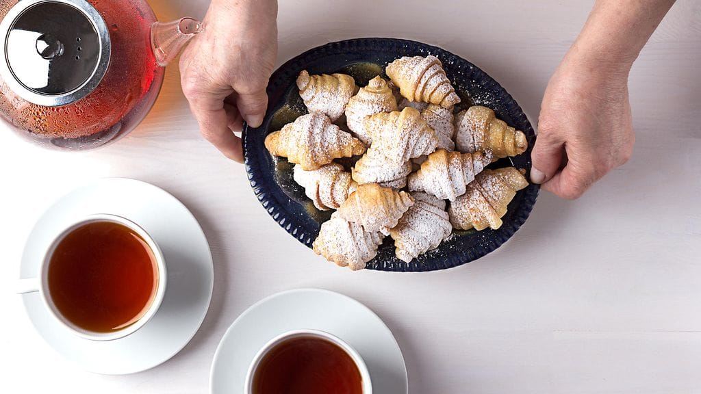 Kahdeksankymppinen Maureen sai luvan autella hoivakotinsa askareissa. Kuvituskuva.