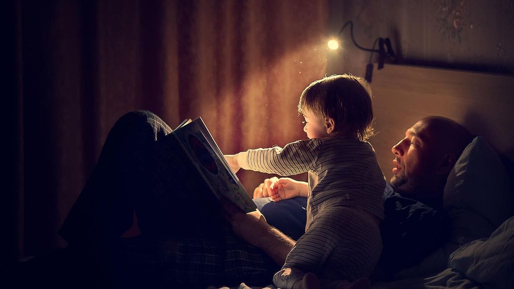 Satuhetket voivat tuoreen tutkimuksen mukaan lievittää tehohoidossa olevien pikkulasten kipuja ja stressitasoja ja parantaa muutenkin heidän oloaan. Kuvituskuva.