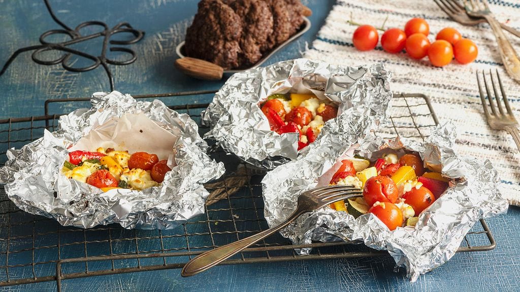 Katin feta-kasvisnyytit valmistat helposti grillissä, nuotiolla tai kotiuunissa.