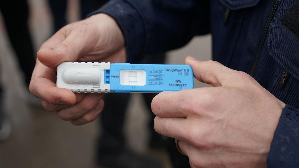 Poliisin seulontatestilla syljen avulla alustavasti selvitetään, onko epäilyn ajokyky mahdollisesti heikentynyt ja onko epäillyn veressä päihdyttäviä aineita.