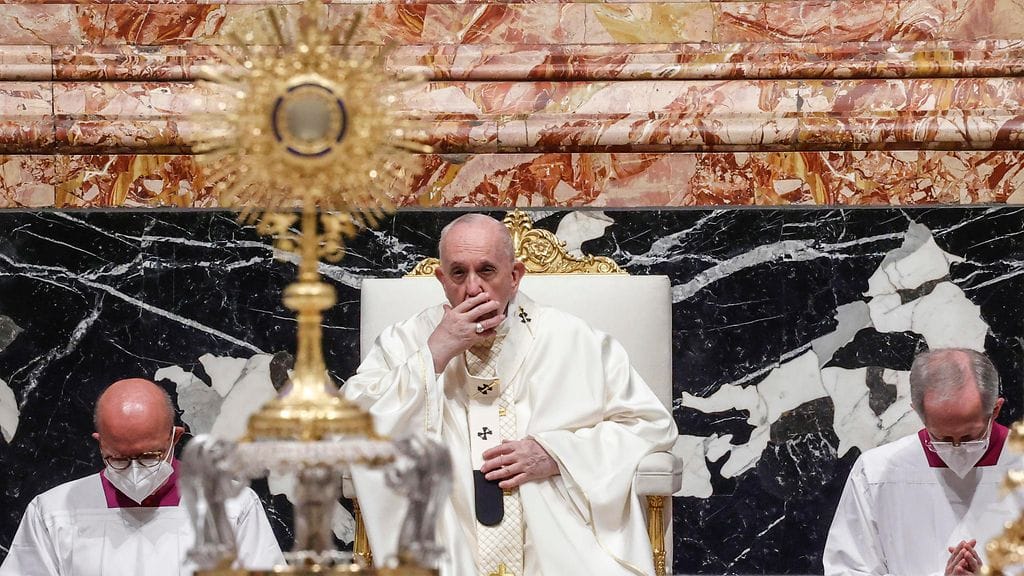 Paavi Franciscus messussa Vatikaanin Pietarinkirkossa 6.6.2021.