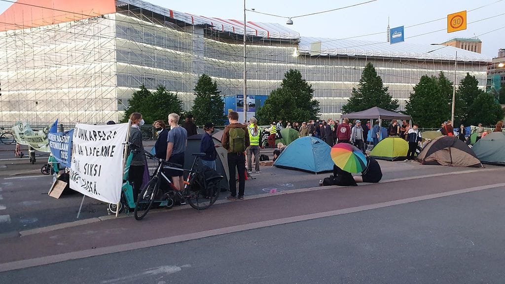 Tältä näytti Mannerheimintiellä torstaina 17.6.2021 kello 21 jälkeen. OMA KUVA