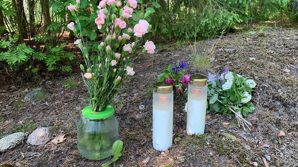 Onnettomuuspaikalle tuodut kukat ja kynttilät muistuttavat eilisiltaisesta tragediasta.