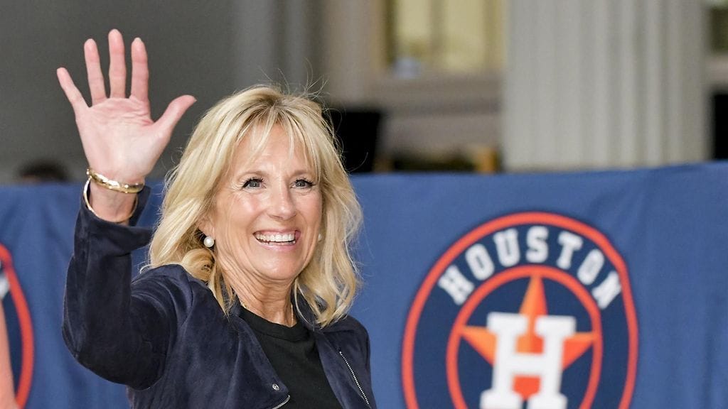 Jill Biden poseeraa Voguen kannessa.