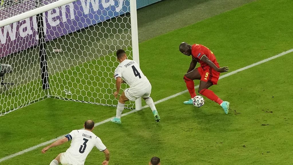 Leonardo Spinazzola pysäytti Romelu Lukakun tasoitusyrityksen takapuolellaan.