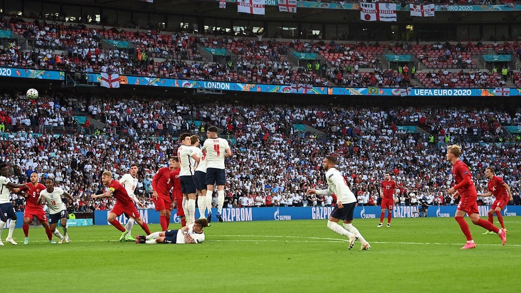 Mikkel Damsgaardin vapaapotkumaali syntyi puolen tunnin kohdalla.