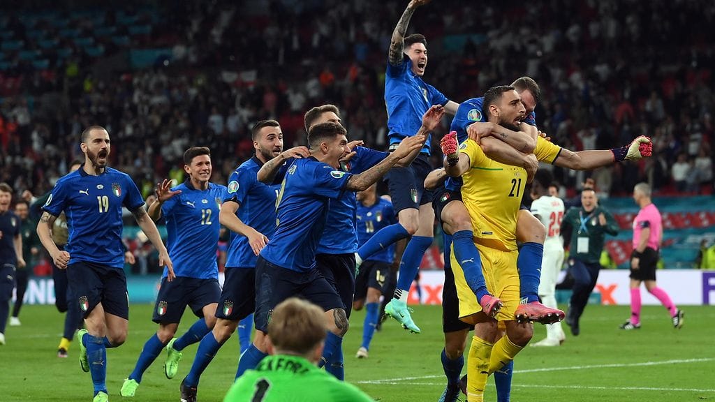 Italia juhli voittoa, Jordan Pickford jäi murtuneena kentän pintaan.