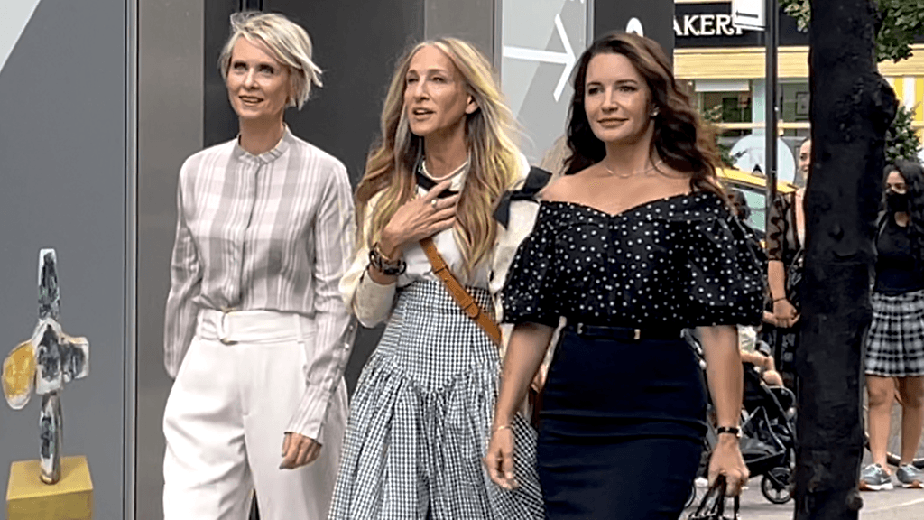 Cynthia Nixon, Sarah Jessica Parker ja Kristin Davis tähdittävän rakastetun Sinkkuelämää-sarjan jatko-osaa. Ensimmäiset maistiaiset kulisseista saatiin heinäkuussa.