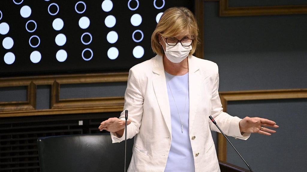 Anna-Maja Henriksson eduskunnassa.