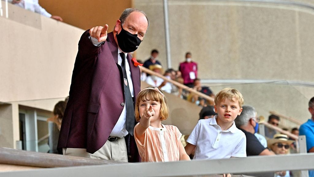 Kuninkaalliset kaksoset Gabriella ja Jacques ovat viettäneet tänä vuonna aikaa enimmäkseen isänsä ruhtinas Albertin seurassa, kun äiti Charlene on sairastumisensa takia ollut jo kuukausia Etelä-Afrikassa.