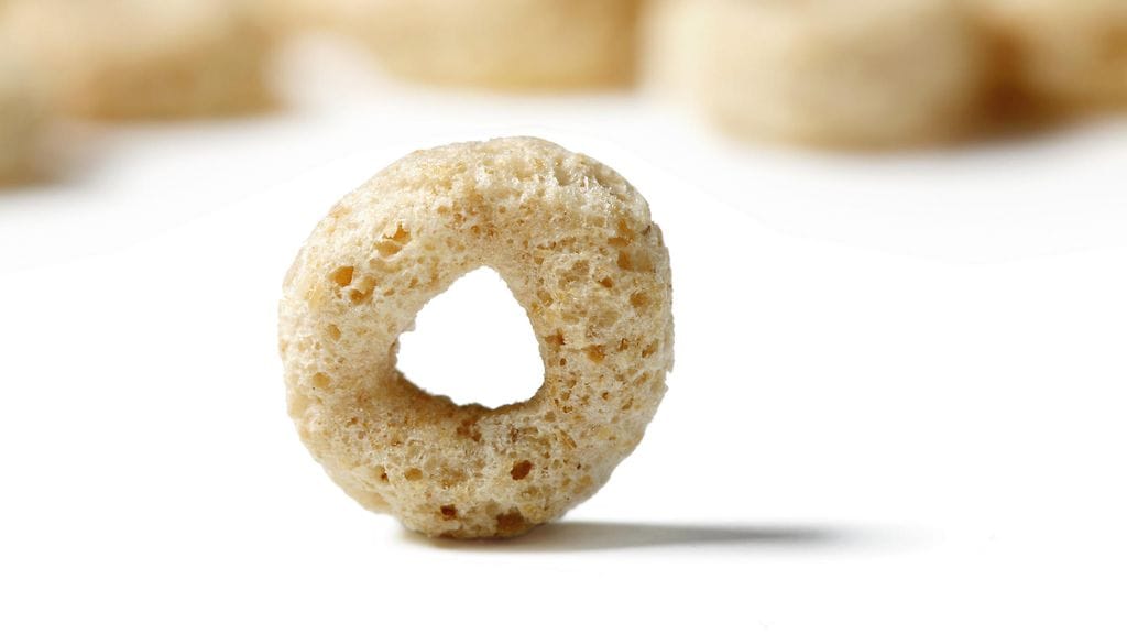 Bru jakoi niksin, jolla lasta voi syöttää samalla, kun tekee pihatöitä.