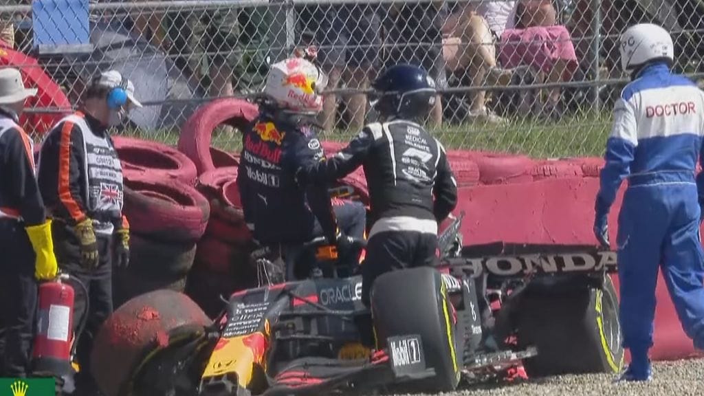 Max Verstappen nousi vaivoin autostaan kovan tällin jälkeen.