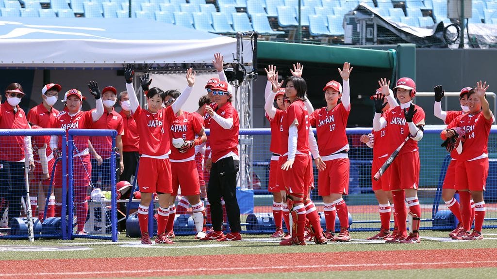 Japanin softball-naiset juhlivat Tokion olympialaisten avausottelussa voittoa Australiasta.