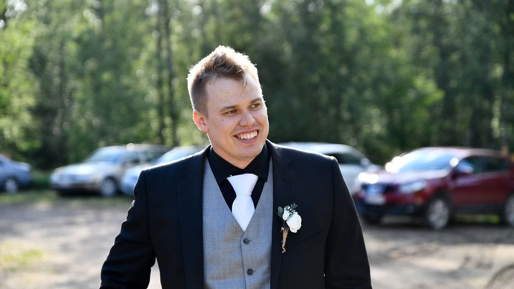 Ville lyhyessä hiusmallissa omissa häissään. Kuvaaja Mikko Kääriäinen