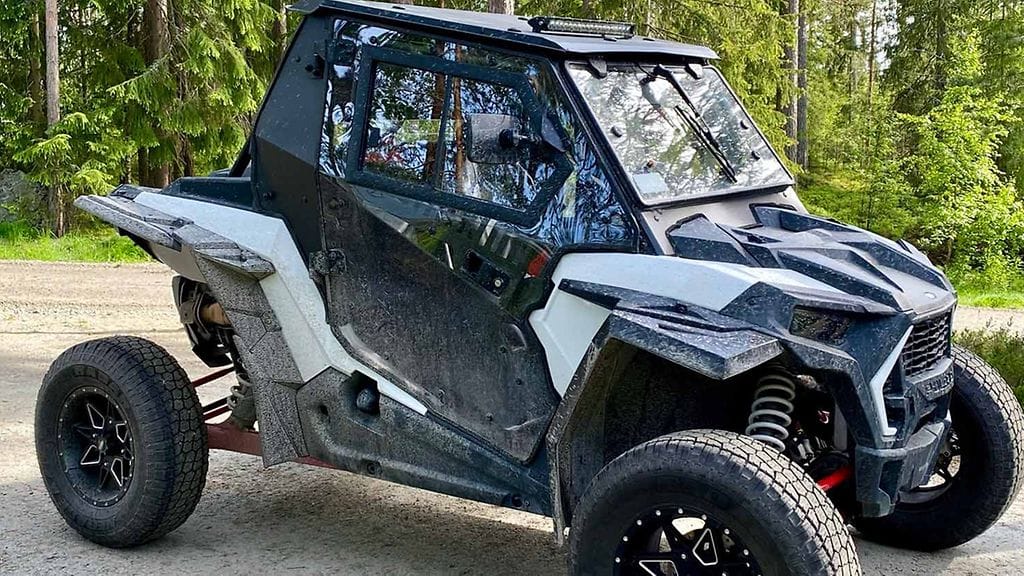 Traktorimönkijöiden (kuvituskuvassa) määrä kasvoi Suomessa kymmenessä vuodessa kahdeksankertaiseksi. Vuoden 2022 lopussa Traficomin rekisterissä oli yli 65 000 traktorimönkijää.