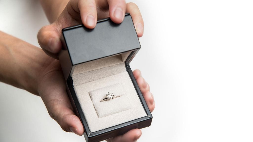 Kosinta julkisella paikalla sai yllättäen kaksi todistajaa. Kuvituskuva.