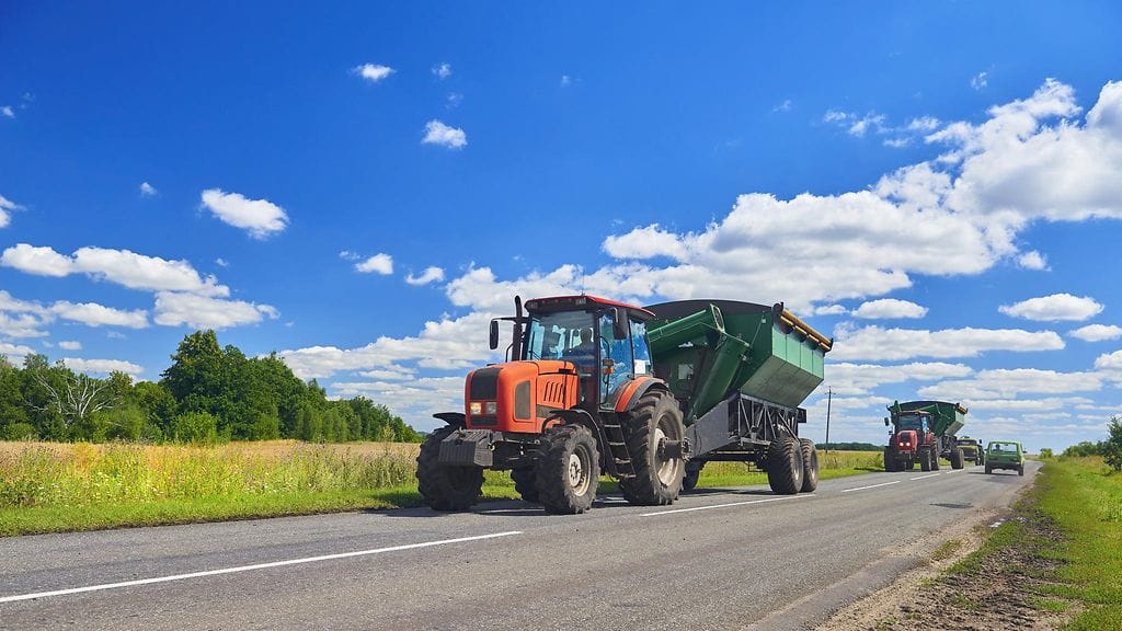 Maatalouskoneet kääntyvät tieltä usein vaikeasti havaittavissa paikoissa. Kuvituskuva.