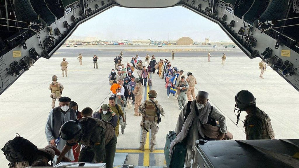 Sotilaat vartioivat evakuointilentoa.