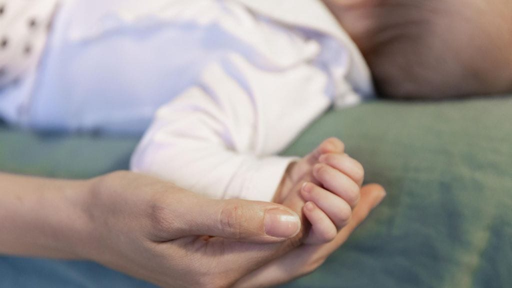 Suomessa ympäristömyrkkyjen pitoisuudet äidinmaidossa ovat pienentyneet huomattavasti viime vuosikymmenien aikana, ja niiden määrät ovat nykyisin pieniä. Kuvituskuva.