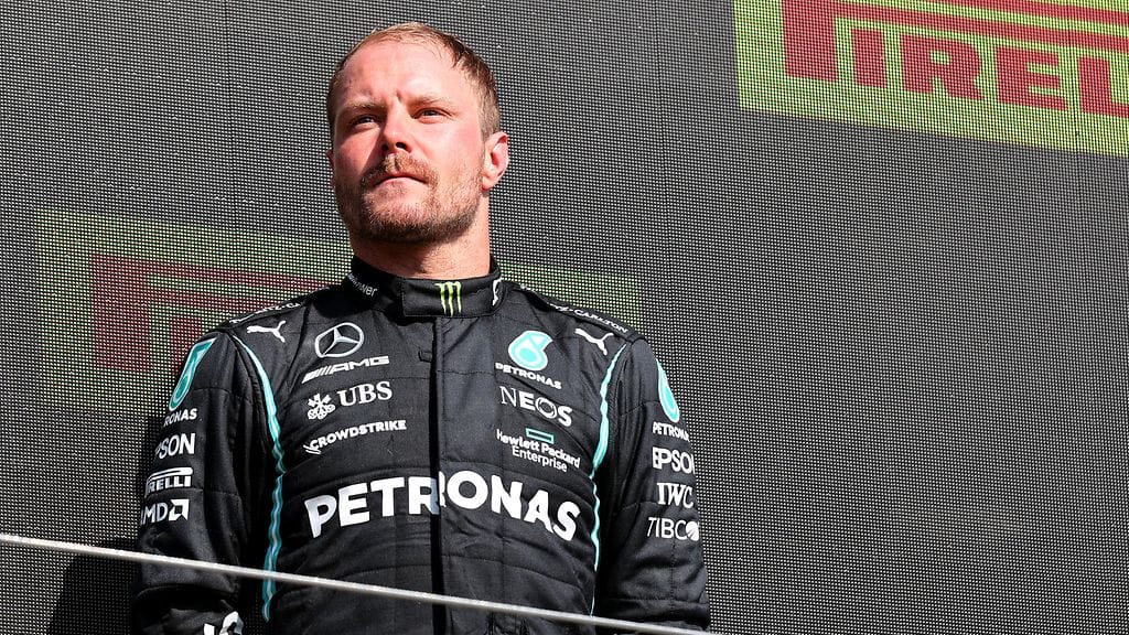 Valtteri Bottas seisoo selkä suorana alkukautensa jälkeen.